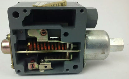 SQUARE D 9012 ACW1S11 SER.B, PRESSURE SWITCH, SET 40-44 PSI, FORM V, 9012 ACW1