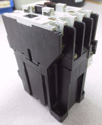 ALLEN-BRADLEY 100-A12NZ*3, Ser. B - CONTACTOR  600V 1/2-10HP