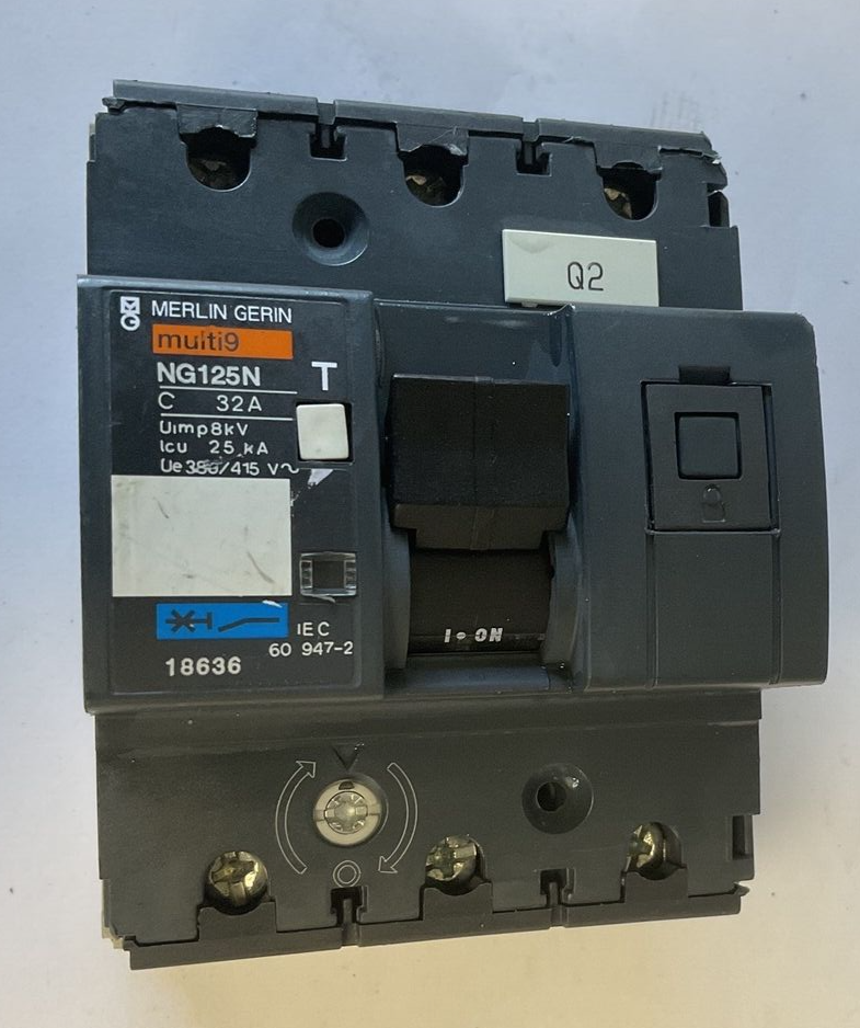 MERLIN GERIN NG125N CIRCUIT BREAKER 32A 690V CAT.A