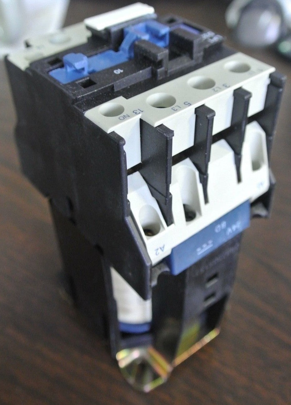 TELEMECANIQUE LP1 D3210BD - CONTACTOR  24VDC, 15kW/400V, 20HP/460V - NEW SURPLUS