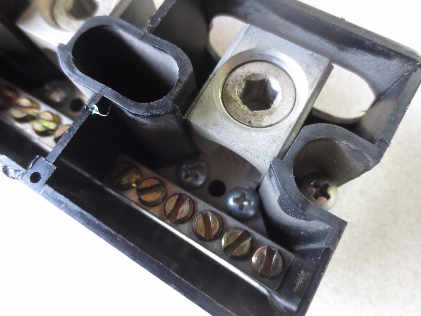 EATON / BUSSMANN EN63 TERMINAL BLOCK, 3-POLE - 285A, 600V