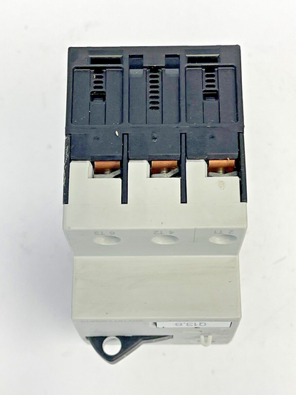 SIEMENS - 3RV1011-0GA10 & 3RV1901-1E-CIRCUIT BREAKER W/ SWITCH TRANSVERSE