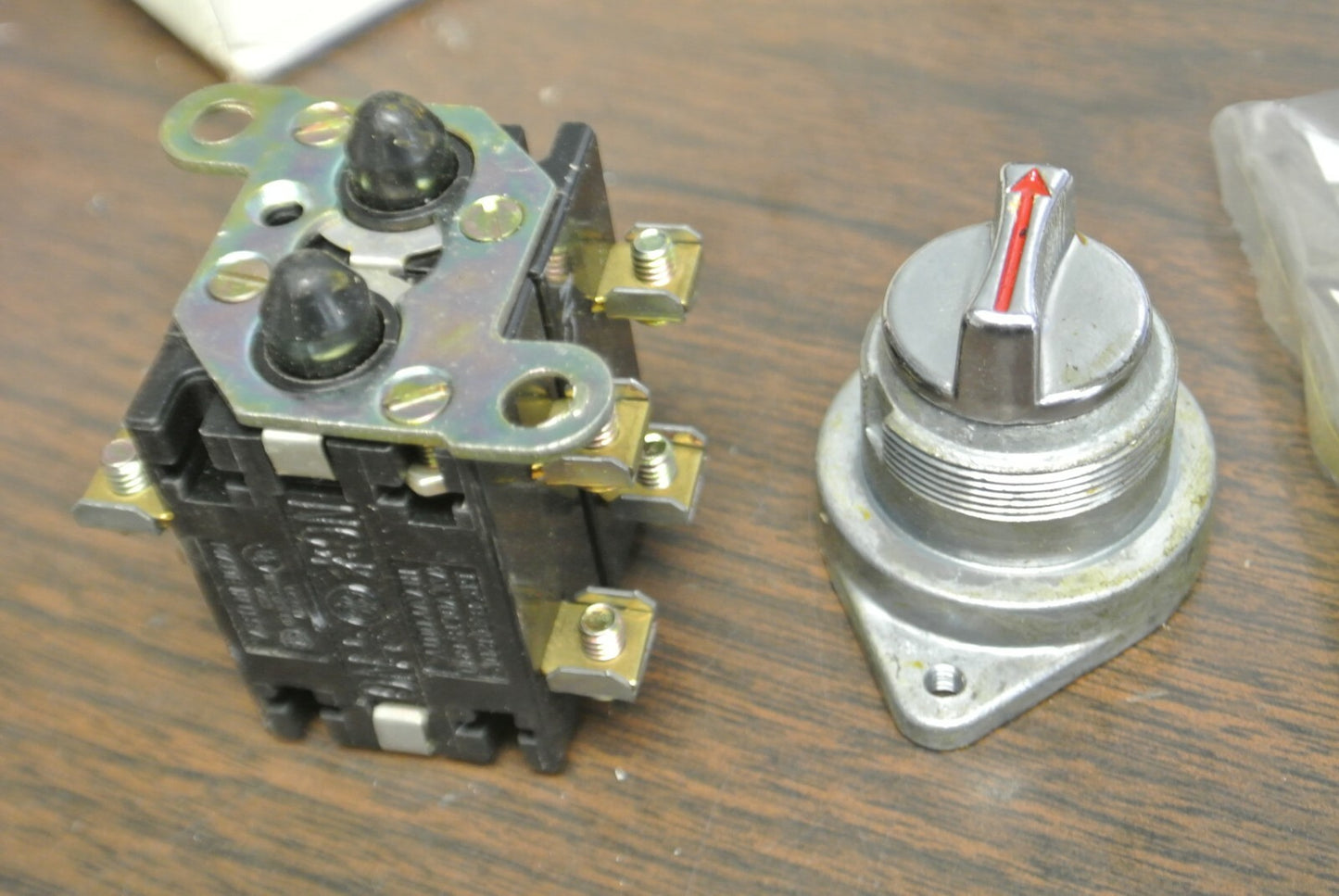 GENERAL ELECTRIC CR2940UB203M HD OILTIGHT SELECTOR SWITCH / RED / NEW SURPLUS