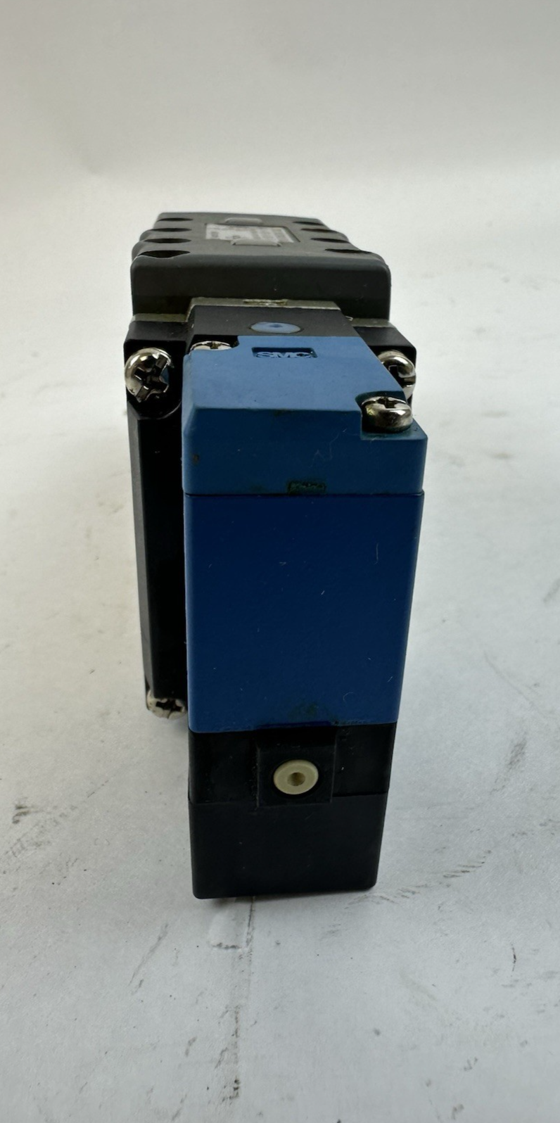 SMC VSS8-6-FG-D-3EZ-V1 SOLENOID VALVE 24VDC .075AMPS 1.8WATTS 142 PSI