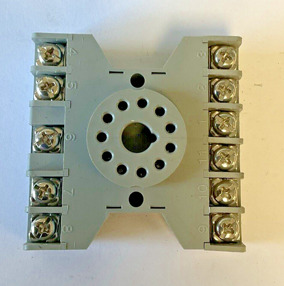 IDEC SR3P-06 RELAY SOCKET BASE 10A 300V ***LOTOF5***