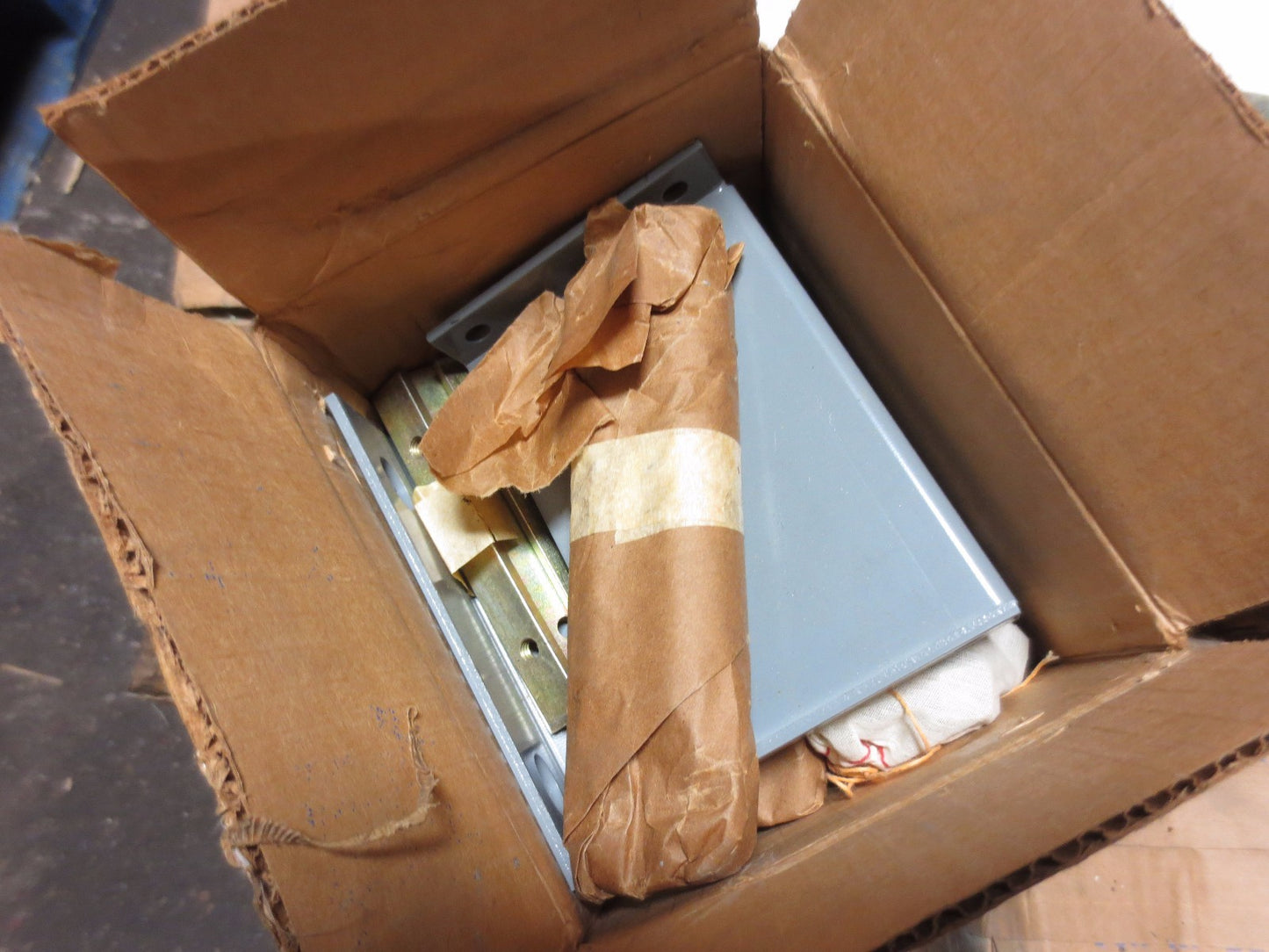 WESTINGHOUSE 2527D78G04 BUS DUCT VERTICAL HANGER, ADJUSTABLE