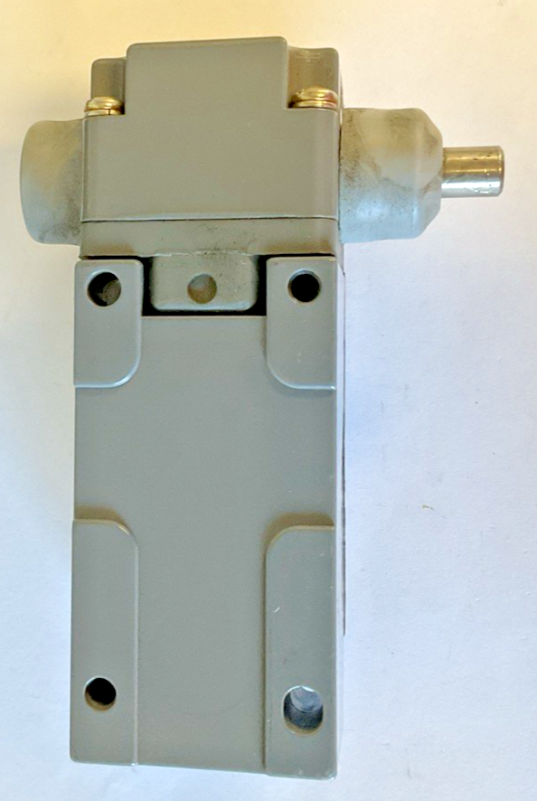 CUTLER HAMMER E50SB SWITCH BODY SER A1 E50RB RECEPTACLE SER A2 W/E50DH1 HEAD