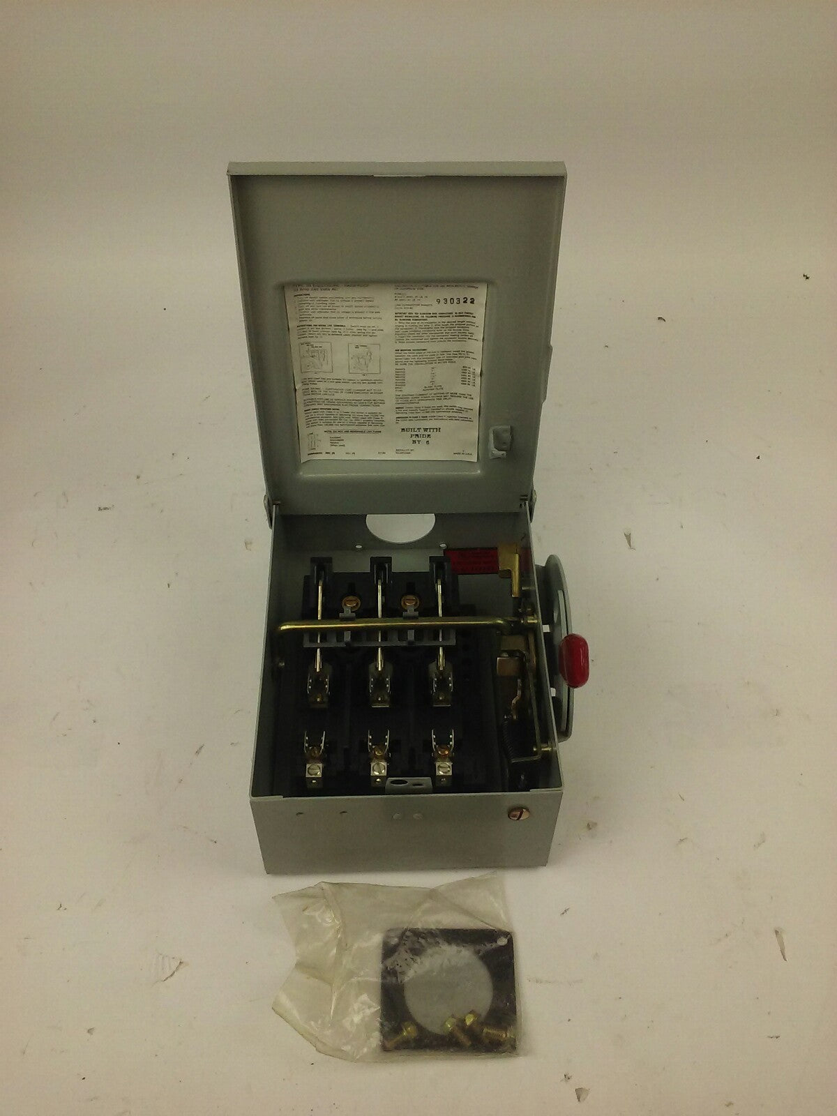 WESTINGHOUSE RHFN321 SAFETY SWITCH 30A, 240V, 3P FUSIBLE, TYPE 3R RAINPROOF, NEW