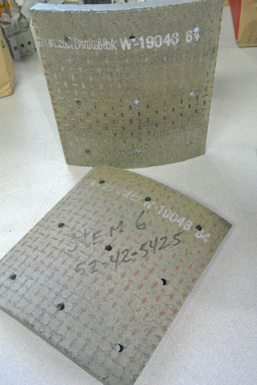 AMERICAN BRAKEBLOK W-19043 64 HEAVY EQUIPMENT BRAKE BLOCK NEW SURPLUS 52-42-5425