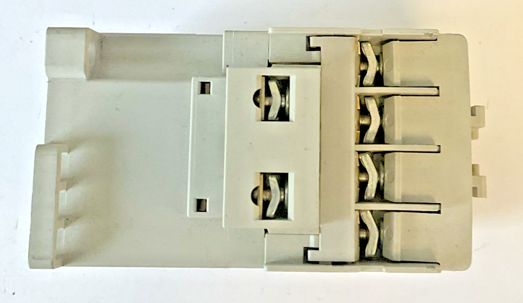 ALLEN BRADLEY 300-AO*930 CONTACTOR SER.C 600VAC SIZE 0