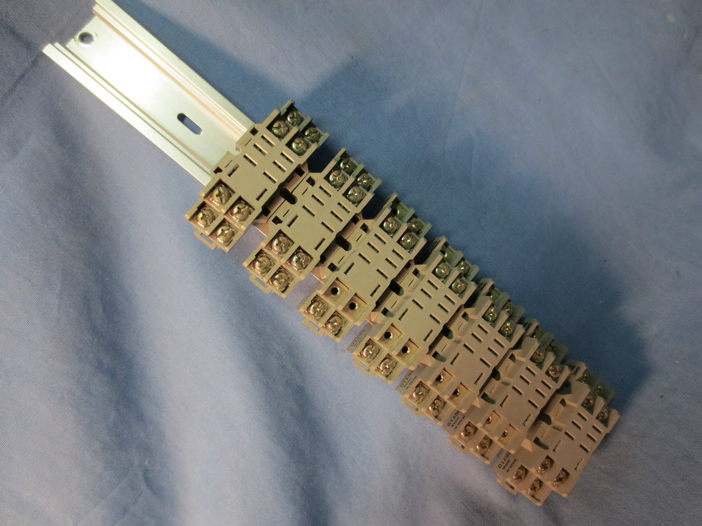 IDEC SH2B-05 RELAY SOCKET, 10A, 300V - 7 PIECES, MOUNTED ON RAIL - 26Y10