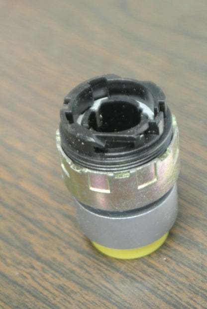 GENERAL ELECTRIC CR304ABF00AE OILTIGHT YELLOW PUSHBUTTON OPERATOR / NEW SURPLUS