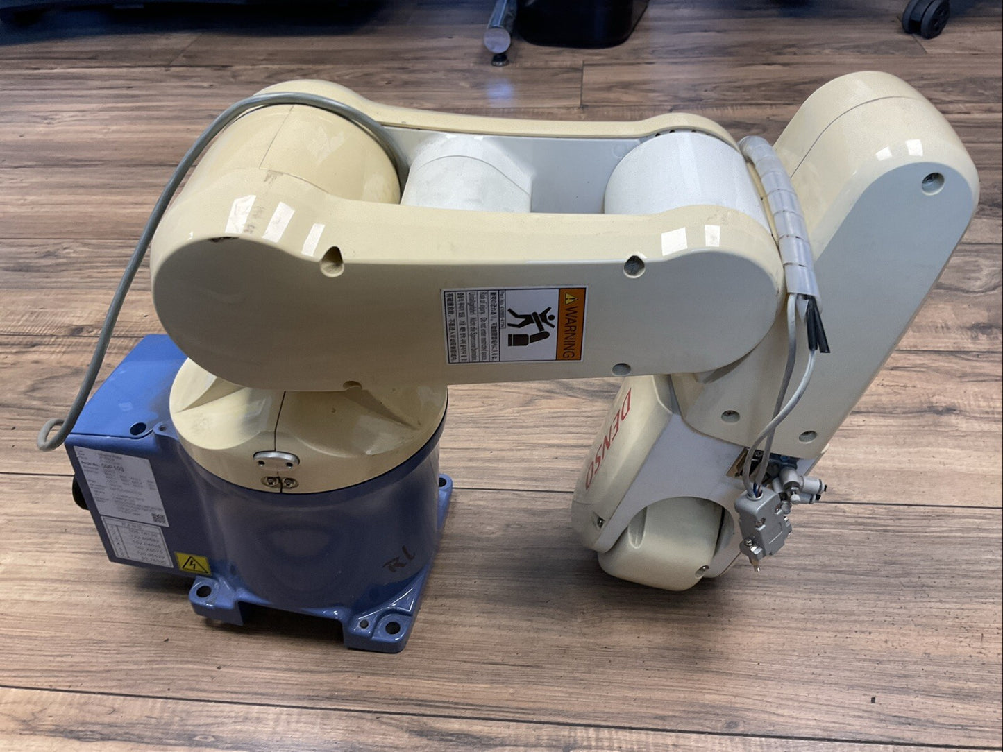 DENSO VP-6242M INDUSTRIAL AXIS ROBOT ARM WITH DENSO RC8A ROBOT CONTROLLER