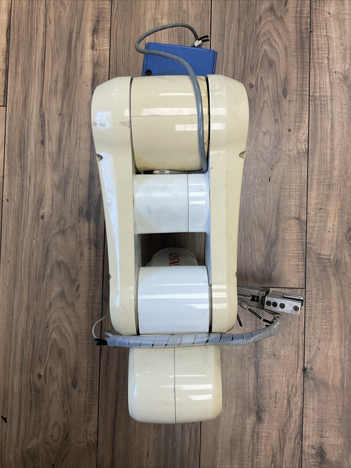DENSO VP-6242M INDUSTRIAL AXIS ROBOT ARM WITH DENSO RC8A ROBOT CONTROLLER