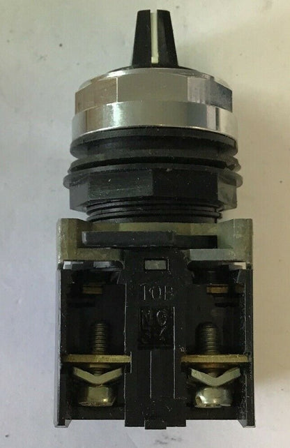 CUTLER HAMMER E22VBM3H SELECTOR SWITCH 3POS 6A 110V
