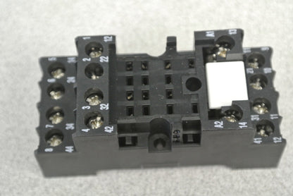 ALLEN-BRADLEY 700-HN103 Ser. B / 14-BLADE SOCKET / BASE / NEW SURPLUS