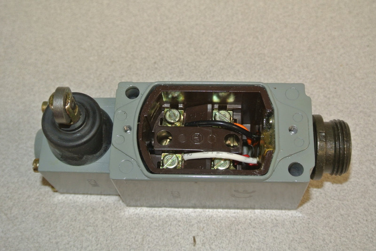 ALLEN-BRADLEY 802T-K1J1 OILTIGHT LIMIT SWITCH Ser. D / NON-PLUG-IN / NEW SURPLUS