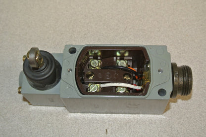 ALLEN-BRADLEY 802T-K1J1 OILTIGHT LIMIT SWITCH Ser. D / NON-PLUG-IN / NEW SURPLUS