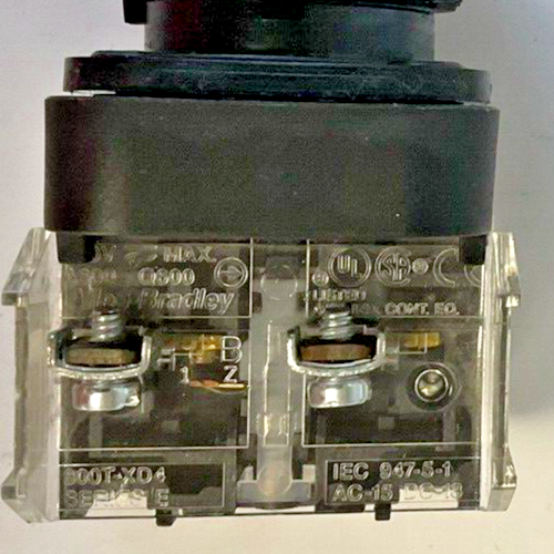 ALLEN BRADLEY 800H-FRXT PUSHBUTTON SER.F W/800T-XD1 SER. D & 800T-XD4 SER.E