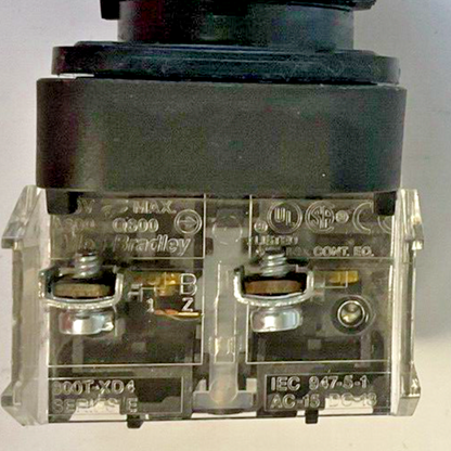 ALLEN BRADLEY 800H-FRXT PUSHBUTTON SER.F W/800T-XD1 SER. D & 800T-XD4 SER.E