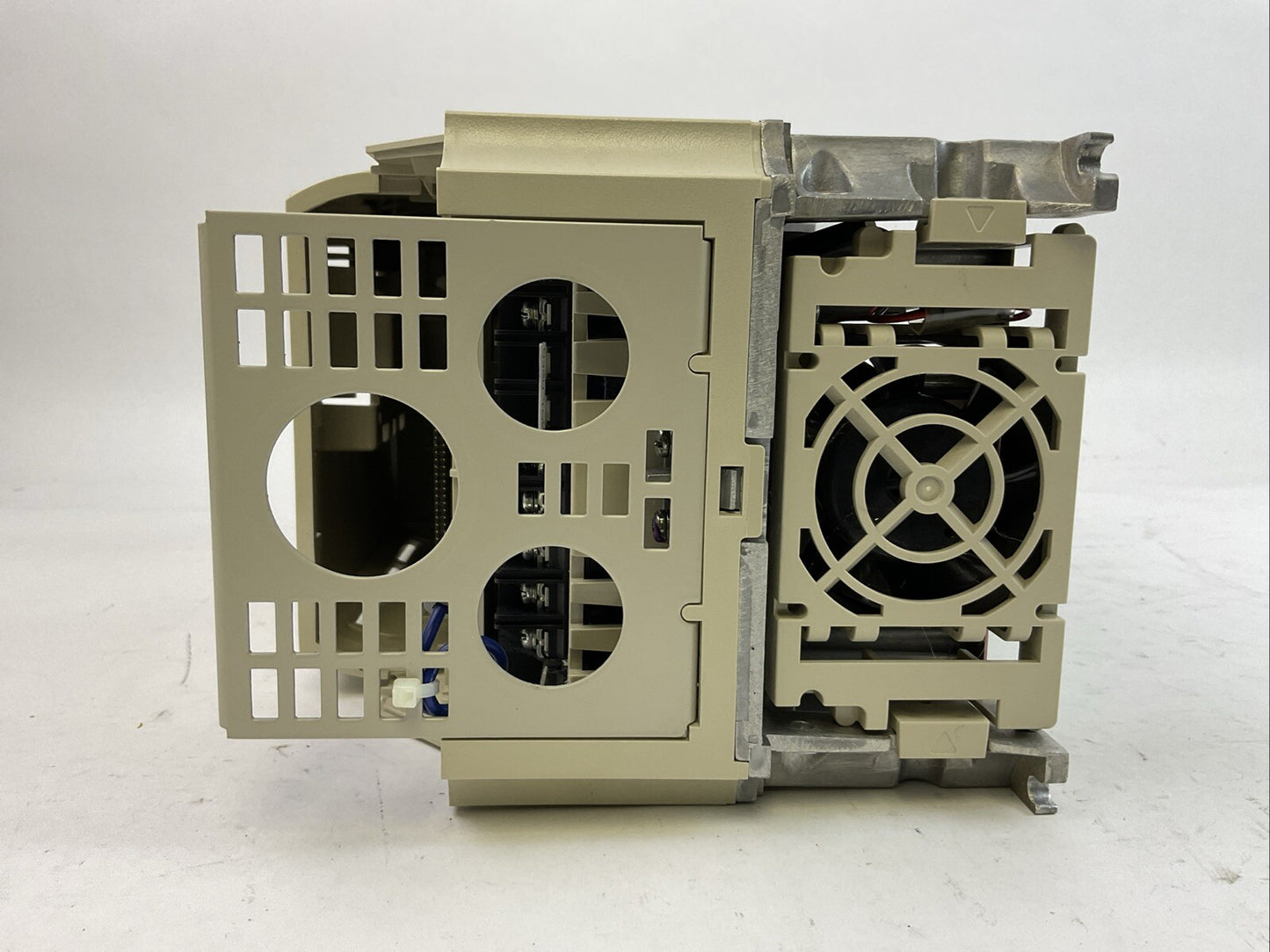 YASKAWA CIMR-E7U42P2 AC VARISPEED E7 DRIVE OUTPUT 3PH 0-480VAC 5.3A 4.0kVA INPUT
