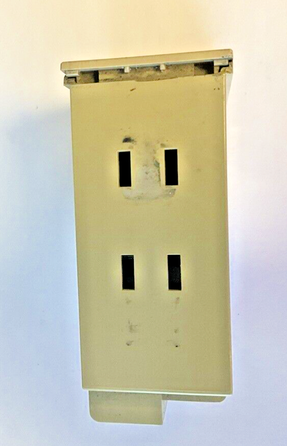 OMRON E5EW-R1KJ TEMPERATURE CONTROLLER 240VAC 50/60HZ 8VA 3A