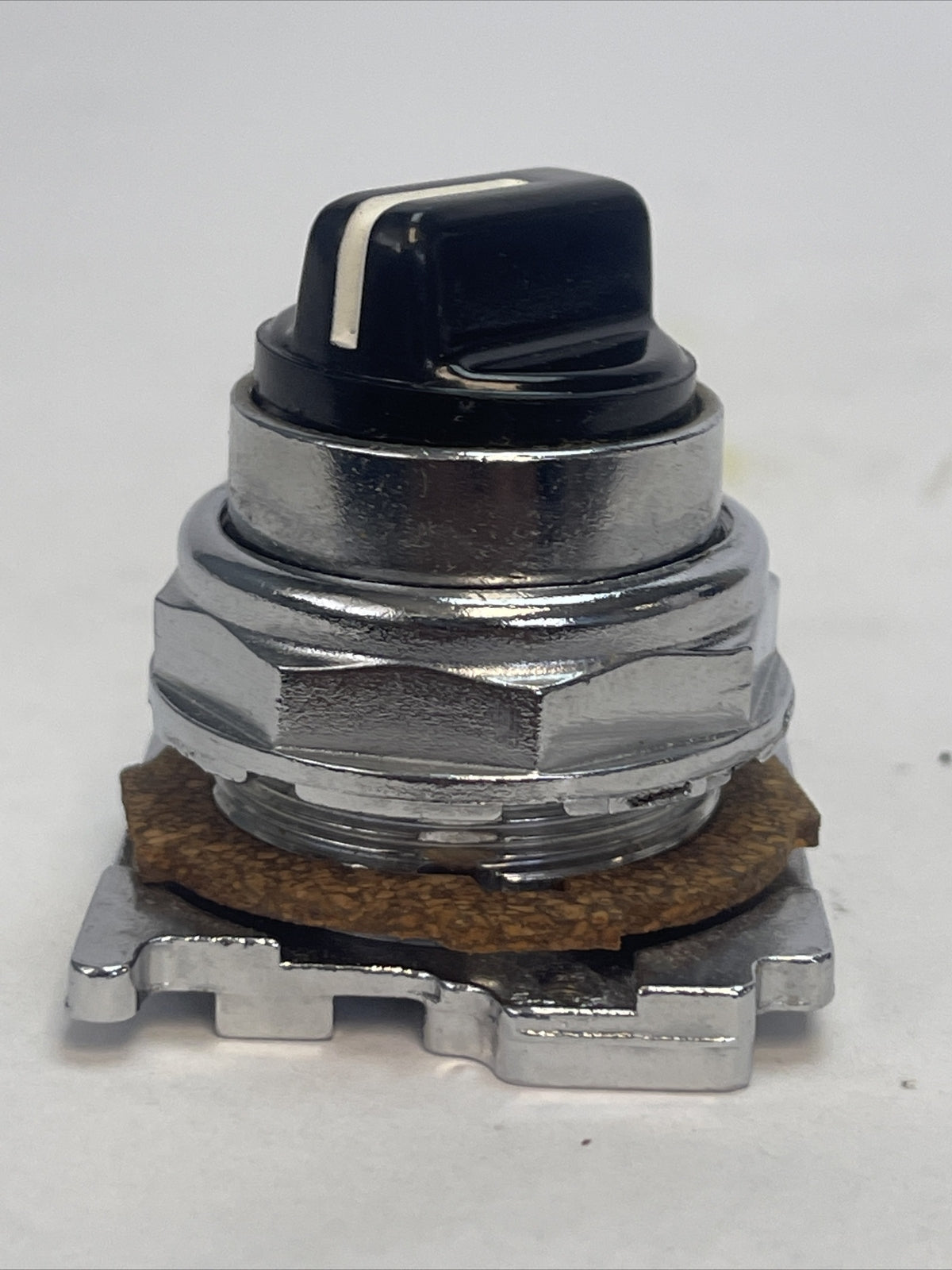 CUTLER HAMMER 10250T3032 SELECTOR SWITCH 3 POS. SPR. RET. NEMA 4-13 LEVER VERT
