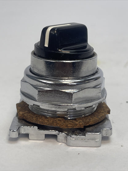 CUTLER HAMMER 10250T3032 SELECTOR SWITCH 3 POS. SPR. RET. NEMA 4-13 LEVER VERT