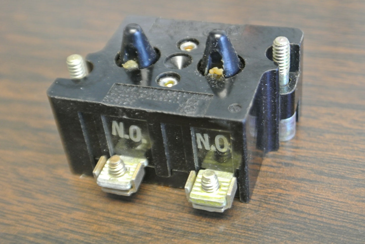 CUTLER-HAMMER E24CB20 CONTACT BLOCK / 2 N.O. CONTACTS / NEW SURPLUS