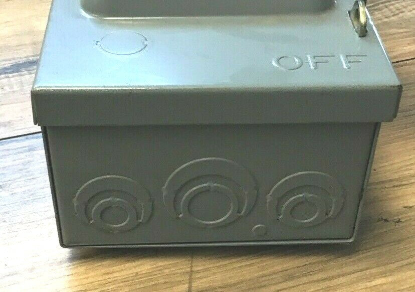 SQUARE D H221N 30A SAFETY SWITCH SER.E2 240VAC/250VDC TYPE 1 FUSIBLE