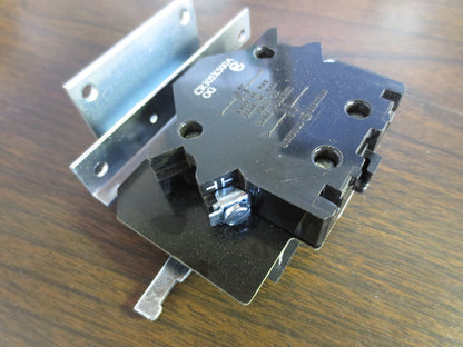 GENERAL ELECTRIC CR305X500A AUXILIARY CONTACT KIT - 600VAC, 250VDC NEW SURPLUS