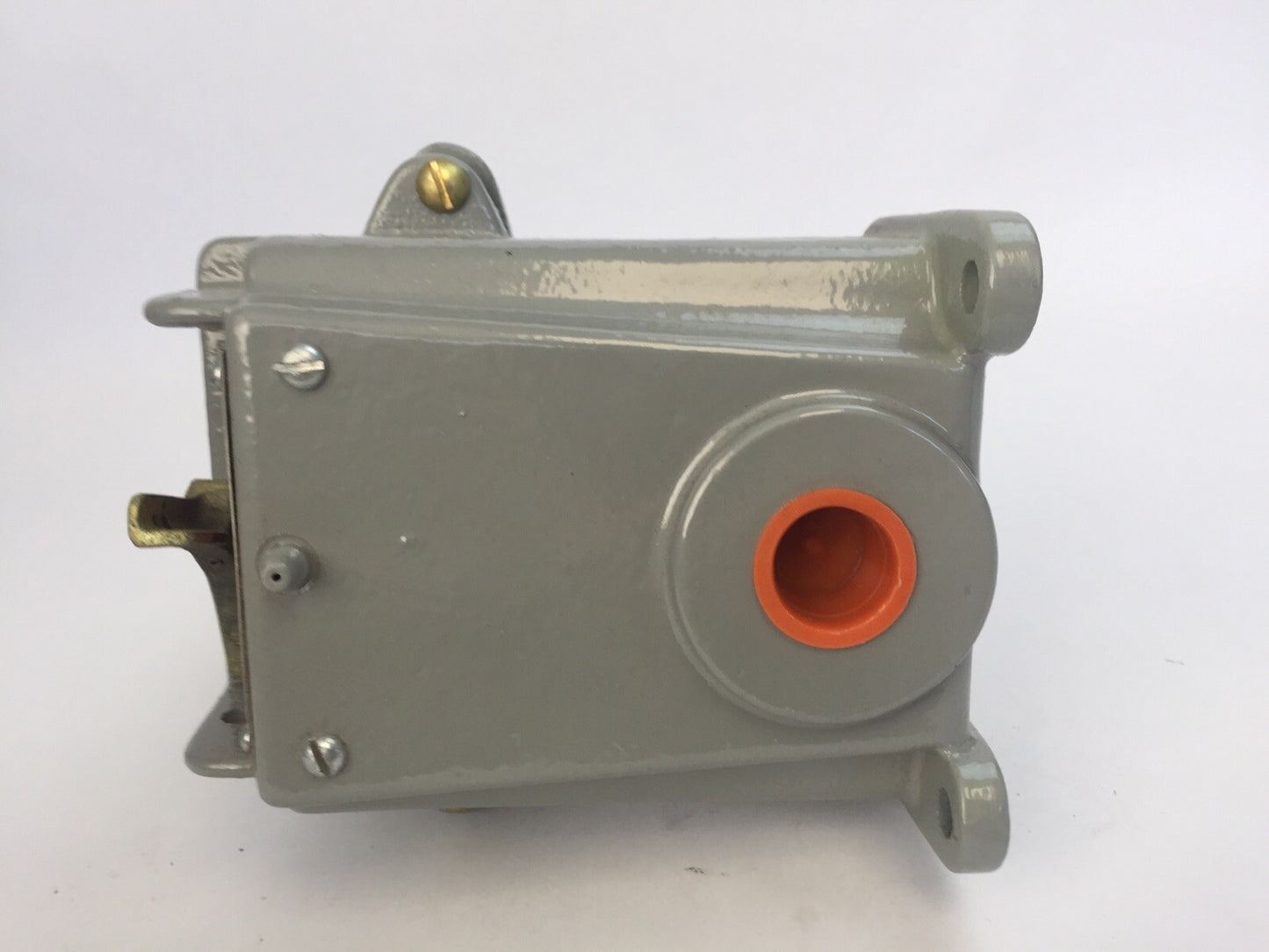 ITE ROWAN 2080-I-11 PUSH BUTTON STATION WITH ZERK 600VAC 6A/125V 3A/250V 1.5A/