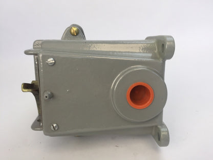ITE ROWAN 2080-I-11 PUSH BUTTON STATION WITH ZERK 600VAC 6A/125V 3A/250V 1.5A/