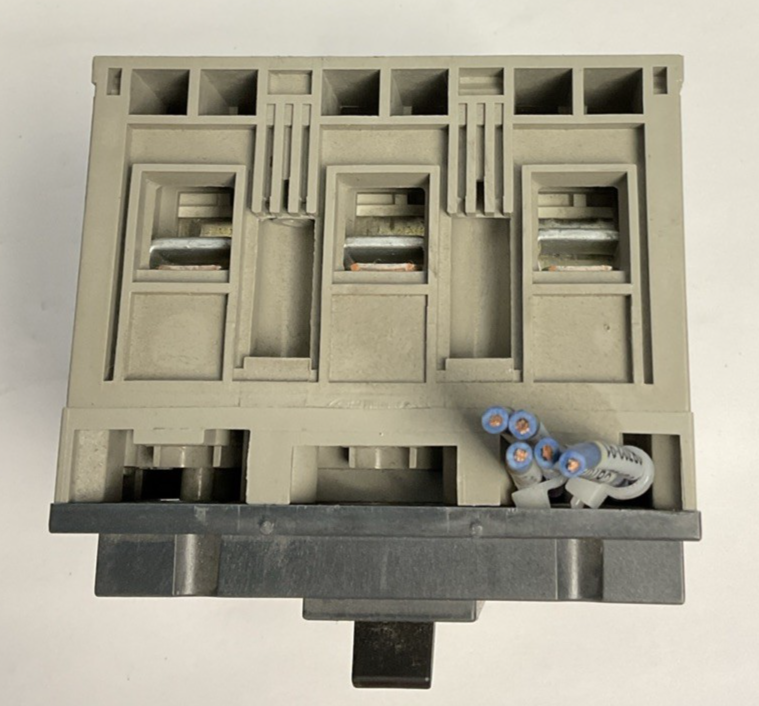 MERLIN GERIN NSE100N NENL34030 CIRCUIT BREAKER 30A 480V *SHUNT WIRE LENGTH VARY*