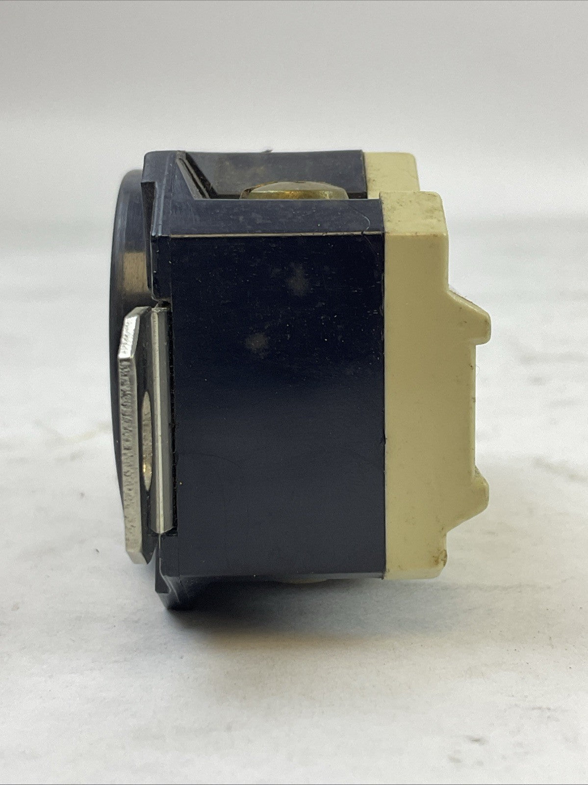 LEVITON L16-20 20A 480V RECEPTACLE
