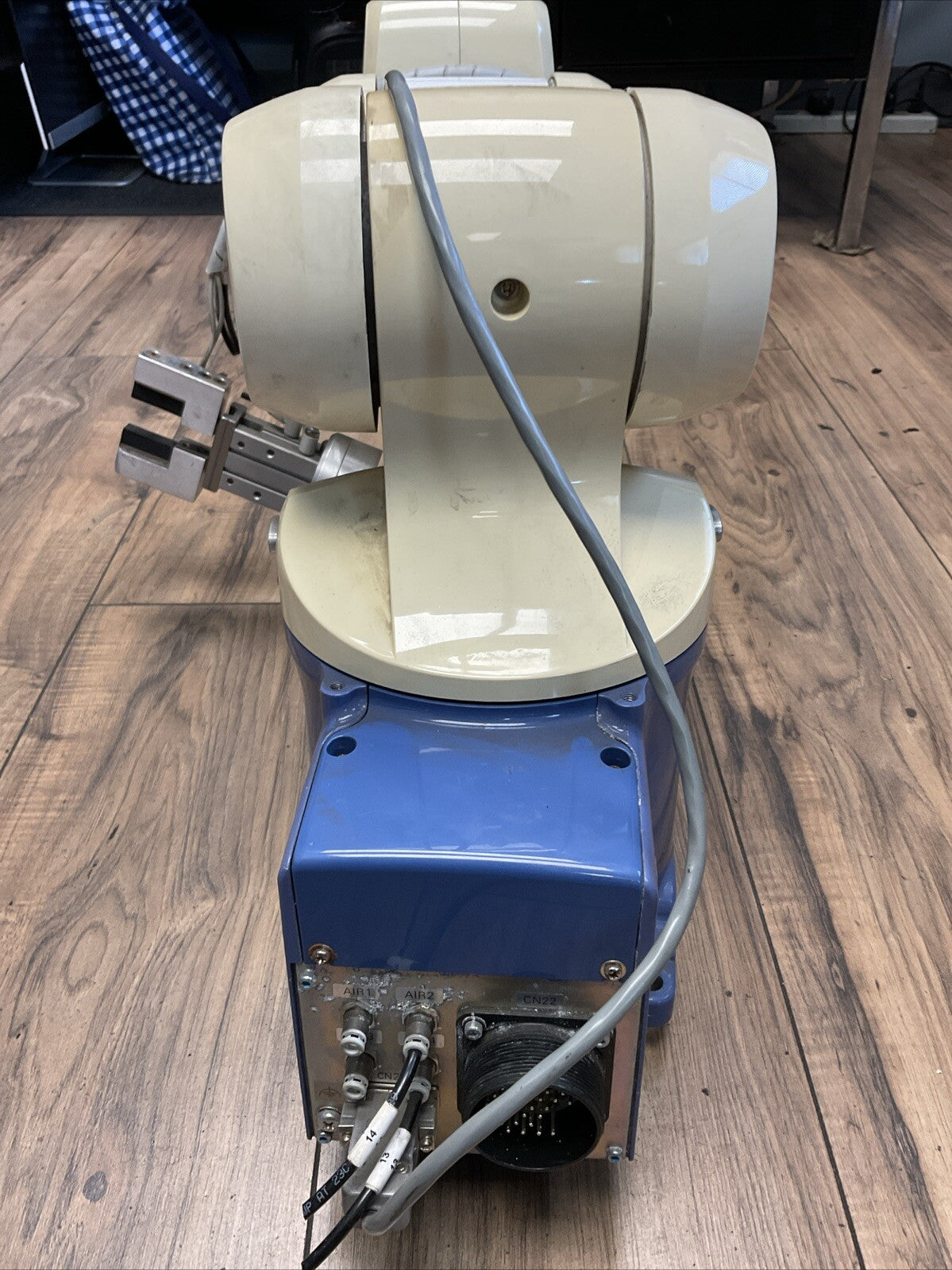 DENSO VP-6242M INDUSTRIAL AXIS ROBOT ARM WITH DENSO RC8A ROBOT CONTROLLER