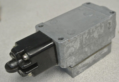GENERAL ELECTRIC CR9440K1M1 TRACK-PUSH LIMIT SWITCH 10A, 600V - NEW SURPLUS