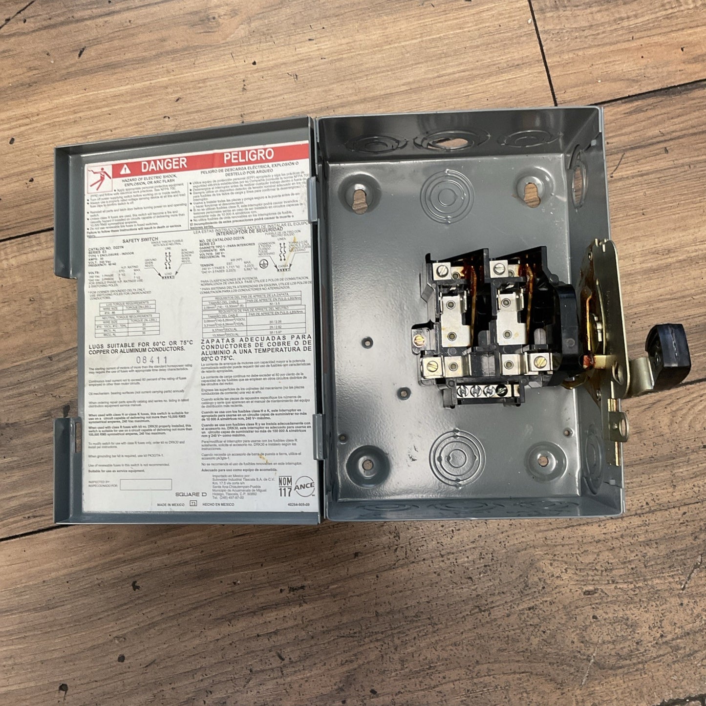 SQUARE D D221N FUSIBLE DISCONNECT SWITCH SER.E3 30A 240VAC 3PH 60HZ
