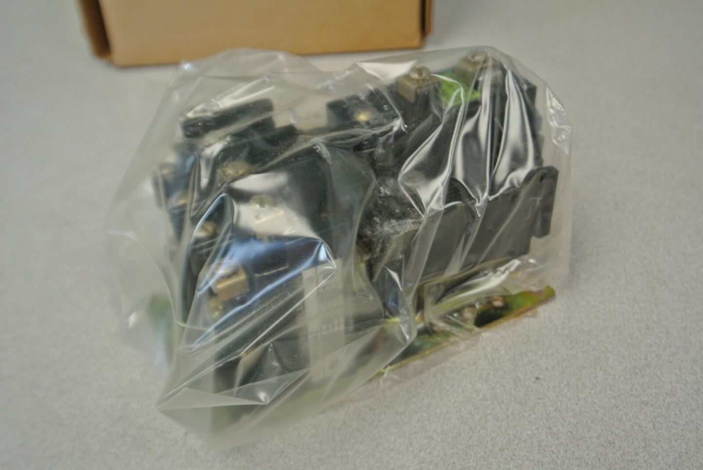 ALLEN-BRADLEY 700-BR400A2 TYPE BR AC RELAY / 240V, 60Hz / 4 N.O. / NEW SURPLUS