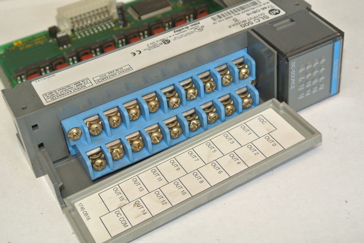 ALLEN-BRADLEY 1746-OB16 SLC500 OUTPUT MODULE - Ser. D - OUTPUT 10-50VDC