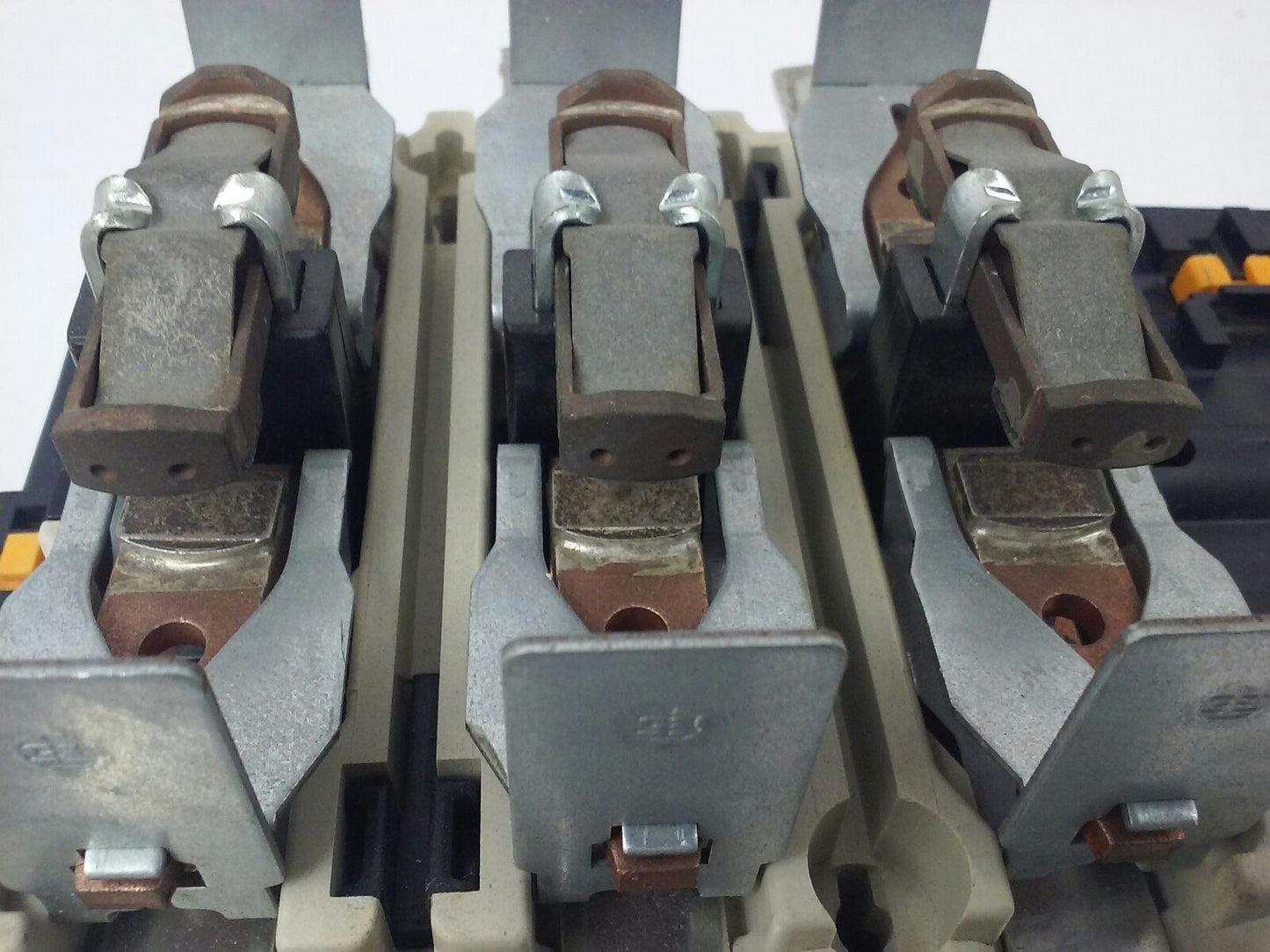 TELEMECANIQUE LC1F265 CONTACTOR, 3PH 600VAC 285A 200HP W/ 24V 40/400HZ  COIL