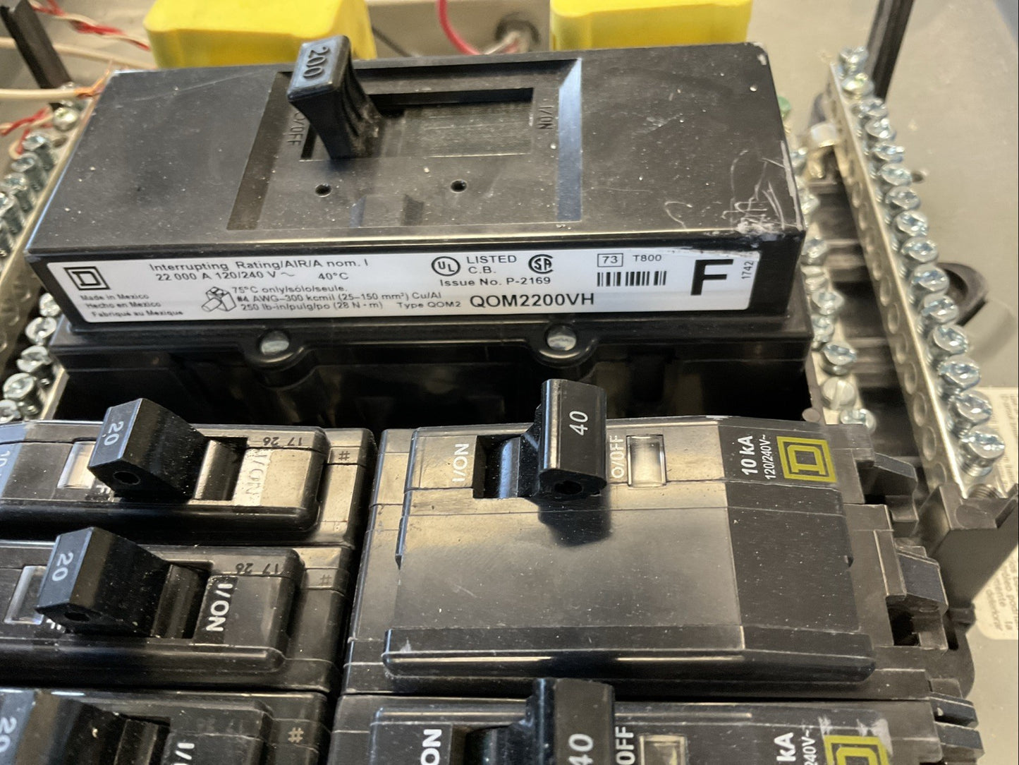 SQUARE D QOC42US BREAKER PANELBOARD TYPE 1 SER S01 200AMP MAIN BREAKER