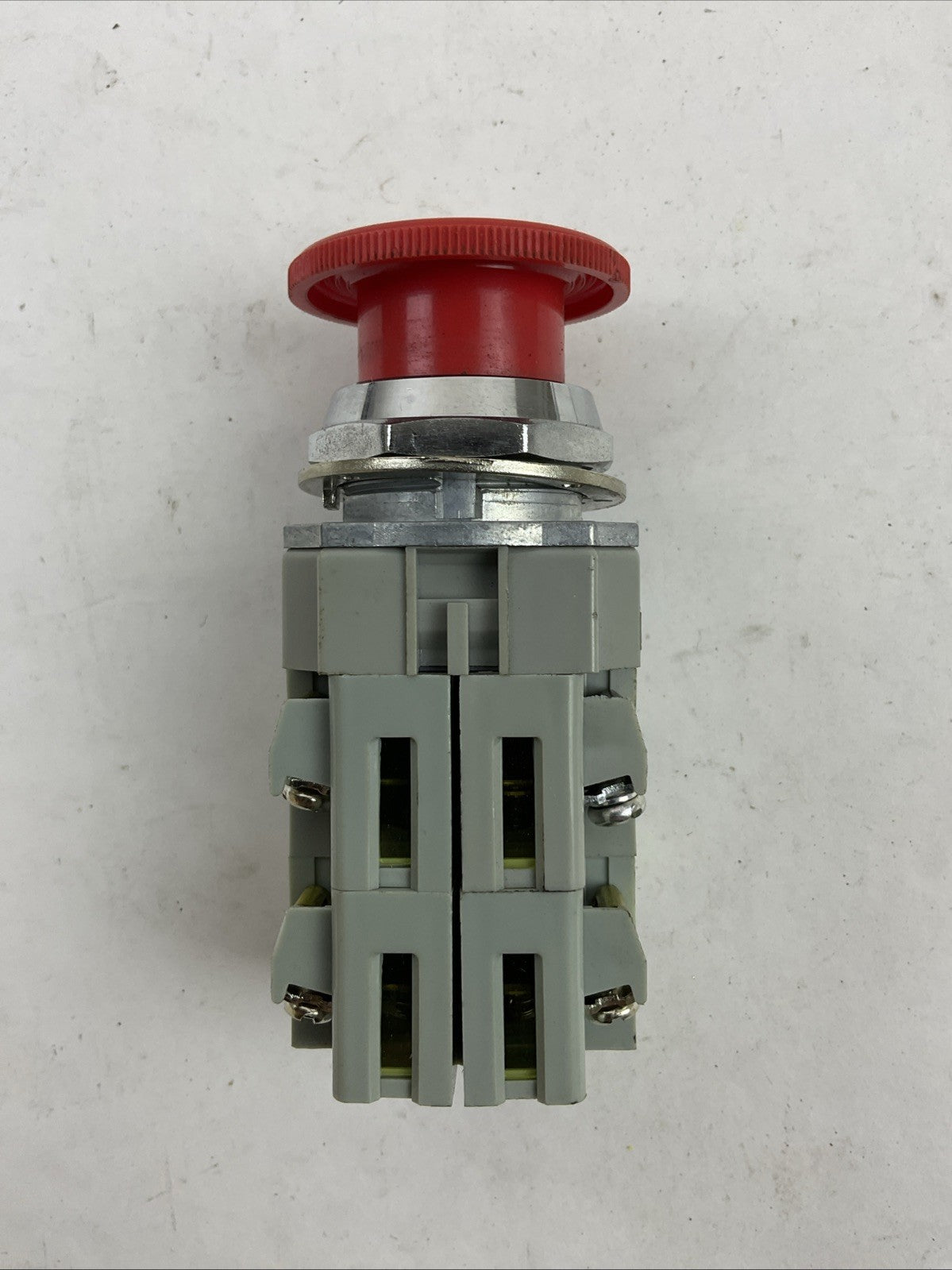 IDEC AVD311N-R RED TWIST-RELEASE EMERGENCY STOP MUSHROOM BUTTON