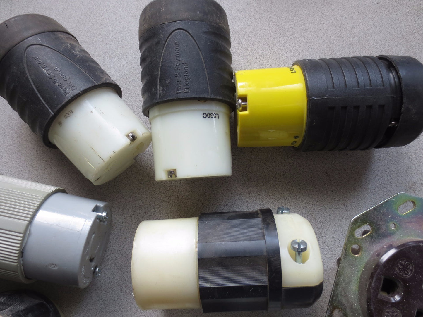 MIXED LOT of ELECTRICAL PLUGS and RECEPTACLES - VERY GOOD - LOT of 18