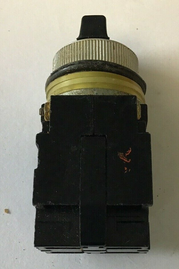 GENERAL ELECTRIC CR104B2221 SELECTOR SWITCH 3POS 150V SILVER COLOR RING**LOTOF2*