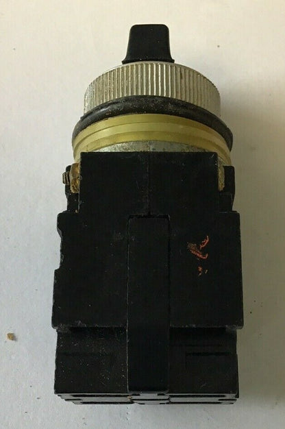 GENERAL ELECTRIC CR104B2221 SELECTOR SWITCH 3POS 150V SILVER COLOR RING**LOTOF2*