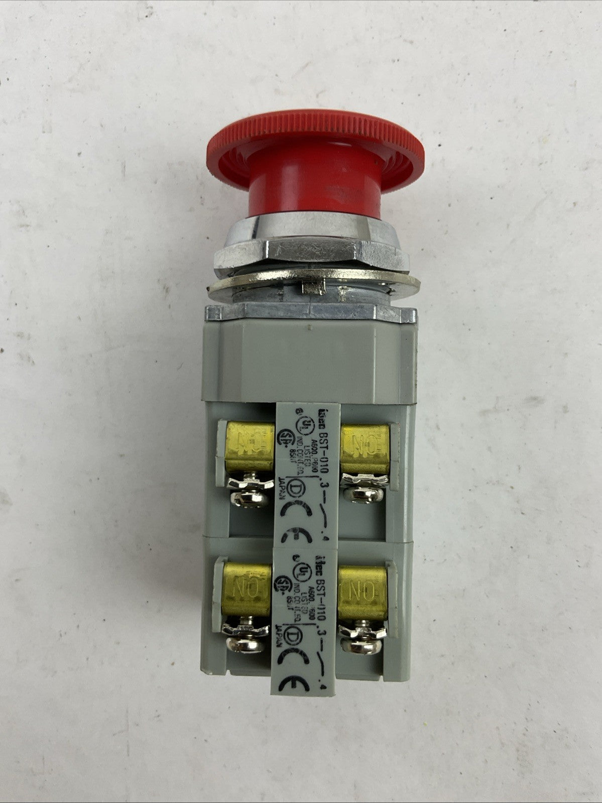 IDEC AVD311N-R RED TWIST-RELEASE EMERGENCY STOP MUSHROOM BUTTON