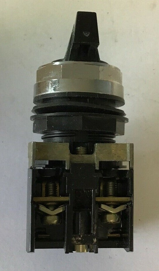 CUTLER HAMMER E22VBM3H SELECTOR SWITCH 3POS 6A 110V