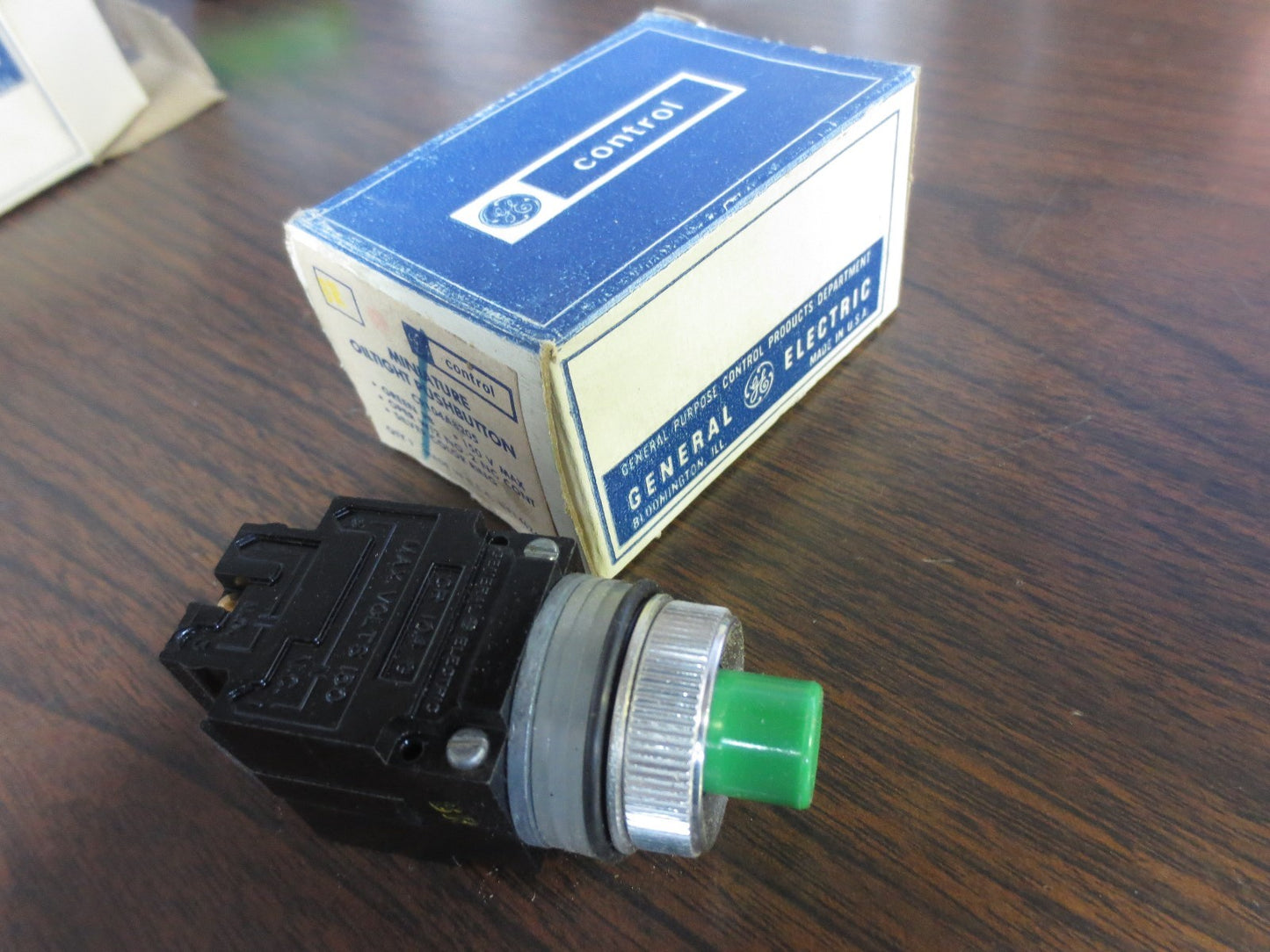GENERAL ELECTRIC CR104A8205 MINIATURE OILTIGHT PUSHBUTTON - GREEN - NEW SURPLUS