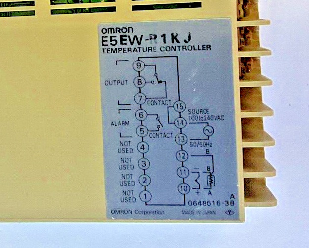 OMRON E5EW-R1KJ TEMPERATURE CONTROLLER 240VAC 50/60HZ 8VA 3A